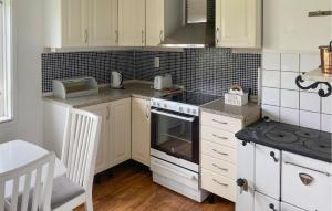 2 Bedroom Cozy Home In Melösa På Öland