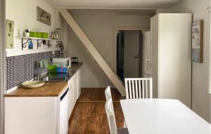 2 Bedroom Cozy Home In Melösa På Öland