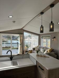 Ally Up - Lodge with Hot Tub