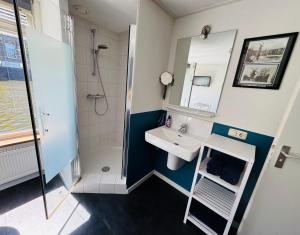 Peaceful room on a houseboat in the city centre