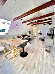 Dalgade loft and living