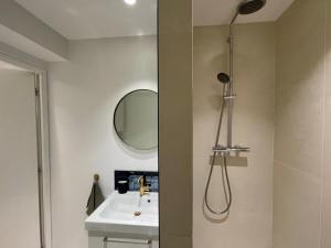 Apt 4 Guests Moderne Place Breteuil