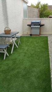 Nouveau - LEnsoleillé Terrasse & Atypique - 10 Min Plages - Serenité & Confort - IDEAL FAMILLE Parking et Wifi Gratuit - OFFRE SPECIALE