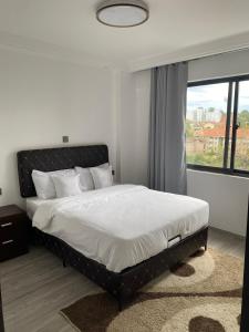 Chic 1BR w Pool, Gym, City Views