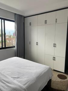 Chic 1BR w Pool, Gym, City Views