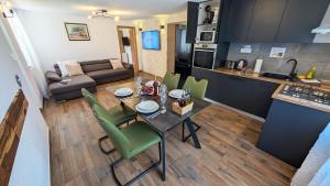 ILIC Apartments - Spacious 3 Bedroom Units - 5 Min Drive to Old town, Carport access