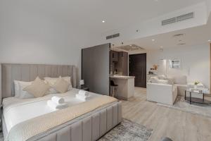 Modern Studio with Pool View & Gym Access