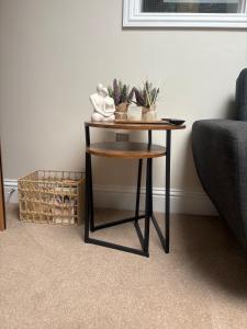 Modern, Cosy 2 Bedroom Apartment with Garden Close to Town, Hospital, Long booking Welcome