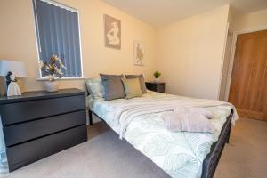 Stylish, Modern 2 Bedroom Apartment with Garden Close to Town, Hospital, Long booking Welcome