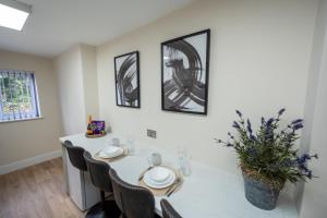 Cosy, Modern 2 Bedrooms Apartment with Garden Close to Town, Seafront, Hospital, Free Parking