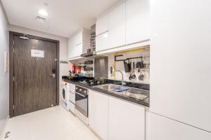 Stylish Studio with Pool View & Free Parking