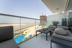 Stylish Studio with Pool View & Free Parking
