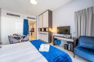 Stylish Studio with Pool View & Free Parking