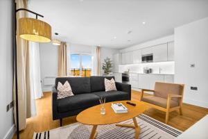 Luxury 2 Bedroom Apartment - 2 Bathrooms - Balcony - Fast WiFi 603SW