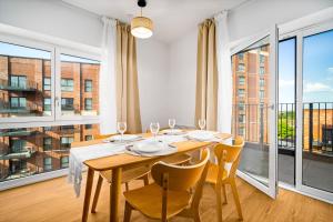 Luxury 2 Bedroom Apartment - 2 Bathrooms - Balcony - Fast WiFi 603SW