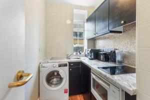 Stylish & Comfy Stay at Chelsea Cloisters London - Walk to Tube & Bus