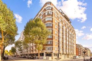 Stylish & Comfy Stay at Chelsea Cloisters London - Walk to Tube & Bus