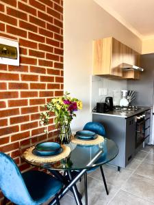 Stylish Waterfall Apartment -Braai ,Fast WiFi, Pool