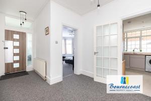 Bournecoast - Apartment with patio garden near sandy beaches and shops - FM9618