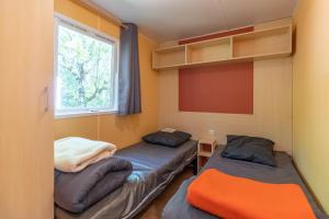 Maisons de vacances Mobilhome avec terrasse 4 personnes : photos des chambres