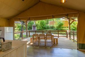 Campings Tente Lodge 8 personnes : photos des chambres