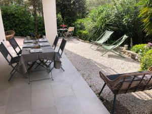 Joli F3 , 4 pers, villa Mahana , plein pied sur jardin , domaine privé criques et plages à pied