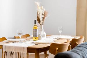 Stylish Two Bedroom Apartment - City Centre - Two Bathrooms - Balcony - Fast WiFi 405SW