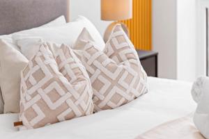 Stylish Two Bedroom Apartment - City Centre - Two Bathrooms - Balcony - Fast WiFi 405SW