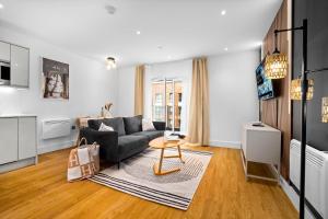 Stylish Two Bedroom Apartment - City Centre - Two Bathrooms - Balcony - Fast WiFi 405SW