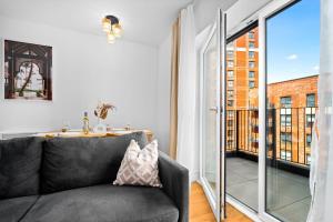 Stylish Two Bedroom Apartment - City Centre - Two Bathrooms - Balcony - Fast WiFi 405SW