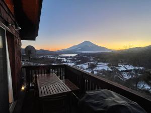 the atelier Lake Yamanaka アトリエ山中湖 Great view Mt Fuji Yamanakako BBQ 9 people private villa Yamanakako IC 20 minutes Kawaguchi IC 30 minutes 高台からの絶景富士山 山中湖 9名貸し切り別荘 山中湖IC20分 河口湖IC30??