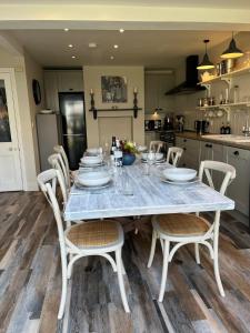 Beautiful Salcombe Home - great views-free parking