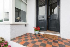 Beautiful Salcombe Home - great views-free parking