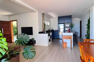 Casa com piscina e terraço próximo à praia