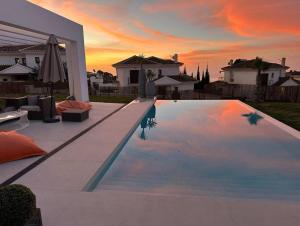 Luxury Modern 4 Bed villa - 5 minutes from town!