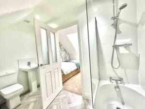 Rosebank Apartment by Blue Skies Stays