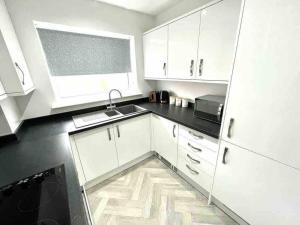 Rosebank Apartment by Blue Skies Stays