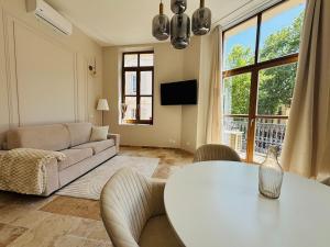 Le Sainte Rose Standing, Cannes center on foot