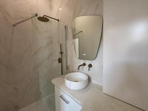 Le Sainte Rose Standing, Cannes center on foot