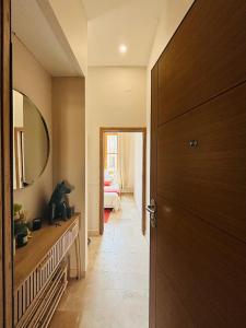 Le Sainte Rose Standing, Cannes center on foot