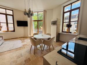 Le Sainte Rose Standing, Cannes center on foot