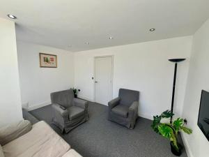Spacious 4-Bedroom House - Garden & Free Parking