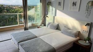 Luxury apartment, beach and swimming pool