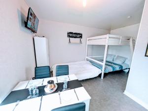 Appartements Grands Studios Maillochon acces Gare de Poitiers et Centre ville a Pieds : photos des chambres