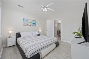 Beach Vibes Villa - 3 Bedrooms in prime location near beach with private yard!