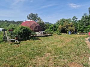Tentes de luxe Yourte cosy en pleine nature, proche Sainte-Baume : photos des chambres