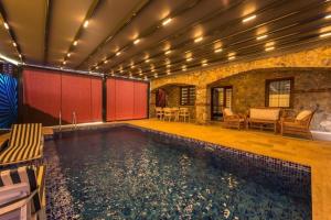 Villa Ege Stone Korunaklı ve Isıtmalı Havuz Jakuzi