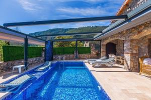 Villa Ege Stone Korunaklı ve Isıtmalı Havuz Jakuzi