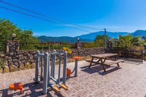 Villa Ege Stone Korunaklı ve Isıtmalı Havuz Jakuzi