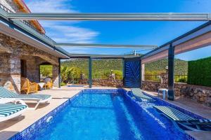 Villa Ege Stone Korunaklı ve Isıtmalı Havuz Jakuzi